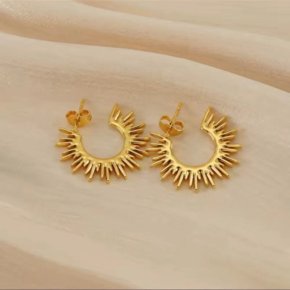 Sunburst Hoop Earrings 18K Gold
Tarnish Resistant Stainless Steel - Picture 1 of 7